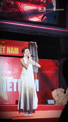 Hò Vươn Mình - Bài hát thuộc album MADE IN VIET NAM của DTAP với sự góp giọng của Em Xinh Lamoon, Orange, Lâm Bảo Ngọc và Muộii. Ca khúc tái hiện hình ảnh Việt Nam chuyển mình mạnh mẽ, hiện đại, sẵn sàng vươn lên tầm cao mới. Lấy cảm hứng từ điệu hò của ngư dân kéo lưới, bài hát là bản hùng ca về tinh thần đoàn kết, chung sức đồng lòng vượt qua thử thách, gặt hái thành công. #DTAP #INUS #VMAS #THEALBUMMADEINVIETNAM #TuHaoVietNam #a23 #a2bpromotion #a23entertainment #Lamoon #OrangeSinger #LamBaoN