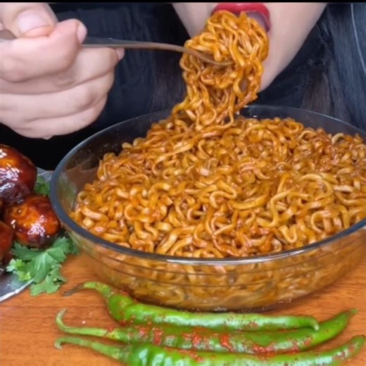 Chicken wrap, korean noodles 🍱🤤💕 ‪@SpiceASMR‬ #mukbang #asmrfood #eatingshow #spicy #noodles