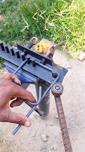 Manual tool for making concrete frame reinforcement