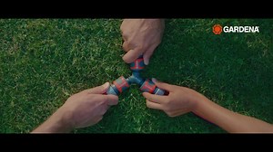 ドイツ生まれのガーデニングツールブランド GARDENA (ガルデナ) ～その散水製品は「OGS (ガルデナオリジナル散水システム)」と呼ばれ、コネクターからホースやスプリンクラーまで、特徴的なデザインと機能で50年にわたり欧州の皆さまにご愛顧いただいています。 例えば、オレンジ色のコネクター。コンビ色グレーは蛇口やホースへの接続用。コンビ色黒は、止水やノズルなどホースのエンド用です。機能によって色分けなどドイツらしい合理的な考えが採用されたデザイン。 日本国内のオンラインストアはアマゾン。また、楽天市場「YAMAZENくらしのeショップ」でも販売中です。ぜひご利用くださいませ。 ★ ガルデナ商品 アマゾン ★ 【Amazon GARDENA(ガルデナ) ストア】 https://www.amazon.co.jp/stores/page/068B9A1F-C0A7-470B-BBA6-3CE2D3B0FFE1?channel=fbmovie01 ★ ガルデナ商品 楽天市場 ★ 【YAMAZEN(山善)くらしのeショップ】 ＊「ガルデナ」を検索＊ https://www.rakuten.