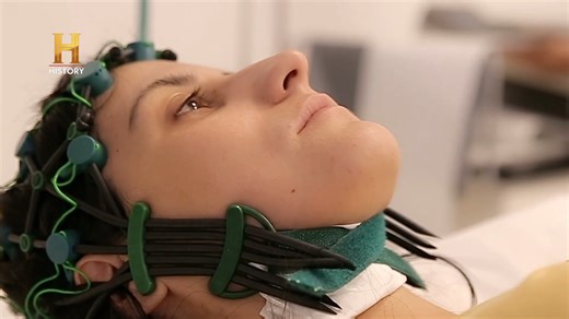 Em 2013, Henry Markram lançou o projeto Cérebro Humano em Genebra, que busca recriar um cérebro humano completo em um computador. O objetivo: mapear cada neurônio e conexão para, um dia, transferir a mente para uma máquina. Para muitos, isso não é apenas um avanço científico, mas o possível próximo passo na evolução humana.#AlienígenasDoPassado | HISTORY