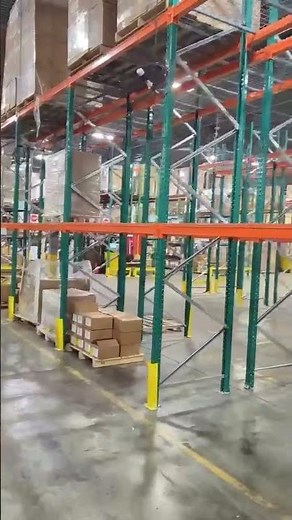 What are the key components of a standard pallet rack system?