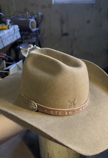Let’s make a new hatband together. 🧶Dark brown leather, deer antler and turkey feather 🤠Hat made by @HNB western #country #western #cowboyhat #leathercraft #leathercarving #leatherstamping