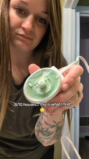 Most people clean the sink… but forget this 😬 Electric toothbrush holders collect water, bacteria, and buildup fast. This is one of those out of sight, out of mind spots I see in almost every home. Clean-tok reminder: it’s not dirty, it’s just missed 👏 #CleanTok #ProfessionalCleaner #BathroomCleaning #DeepCleanMotivation #HiddenDirt