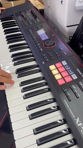 XPS-30 ROLAND Buscas un teclado de acompañamiento sintetizador...