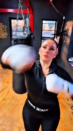 Be fit positive 🦉 | 👸🏻🤌🏻Hustle in silence, punch loud 👑 #boxing #woman #WomenWhoBox #boxeo #motivation #Boxing #BoxingTraining #BoxingLife... | Instagram