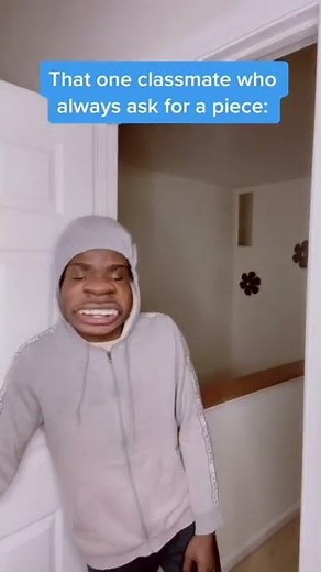 When you open a pack of gum during online school 😂