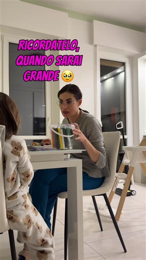 Martina Panagia on Instagram: "Non voleva dirmelo “Sembro un pagliaccio!”, e si è nascosta. 👶🏼 Sto cambiando il pannolino al piccolino, la grande sta colorando in cucina. Sento la porta chiudersi, lei va a nascondersi in cucina. La trovo completamente dipinta in viso, si è disegnata TUTTA la faccia con i pennarelli. Il mio primo istinto: arrabbiarmi come non mai. 🤦🏻‍♀️Ormai è “grande” perché lo ha fatto? Ci metterò una vita a pulirla. Ma mi fermo, cerco di trovare la calma. Le dico “metto a