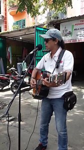 Mengais rejeki lewat Ngamen di emperan pasar Pandansari Balikpapan "Buku Ini Aku Pinjam" lagu : iwan fals Cover Akustik #rees #Mgamen #laguiwanfals #aktivitas #semuaorang | Bang Bento Fals