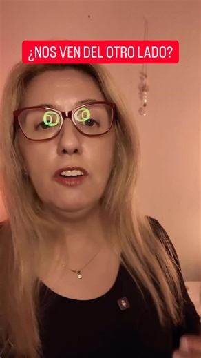 ¿Y si no estamos tan separados como creemos? Si rezas a Dios, a los ángeles o a la Virgen… ¿por qué no vas a poder hablar con tu ser querido? Ellos no desaparecen. La conciencia no se apaga. El vínculo no se rompe. Nos escuchan. Nos sienten. Y cuando aprendes a comunicarte, empiezas a notar su presencia en tu día a día. Nunca hacemos el tránsito al Otro Lado solos. Y tampoco caminamos esta vida sin compañía. Si quieres aprender a comunicarte con tu ser querido que ha muerto, escribe YO y te invi