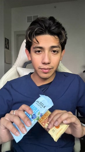 This protein bar is built different 💚 Art on the outside. Crunchy cocoa, matcha, or spiced peanut butter on the inside. This isn’t gym fuel—it’s snack couture. The Mezcla Puff-Crispy Bar was made for people who’ve outgrown bland health food but still want to feel good. We kept the protein. We ditched the regret. And we added way more fun. ✨ 10g plant-based protein, 0 chalk 💥 Crispy, not dense or chewy 🌎 Global-inspired flavors, from Peru to Japan 👜 Fits your tote. Matches your mood. Fuels yo