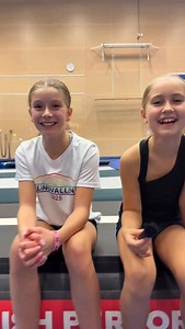 Følg svenske Edie og Evelina til to dage på gymnastik camp 🤸‍♂️ Vi havde fornøjelsen af at arrangere to dage fyldt med rytme og spring under vores ophold hos @abgsgoteborg i Sverige for et par uger siden. Opholdet lå nemlig midt i klubbens årlige camp i den svenske efterårsferie 🤓 Her fulgte vi de unge gymnaster, Edie og Evelina, der til daglig dyrker gymnastik i klubben 🤩 Se videoen for at blive klogere på, hvordan de to piger oplevede en lidt anderledes camp med DGI Verdensholdet 🙌 | DGI V