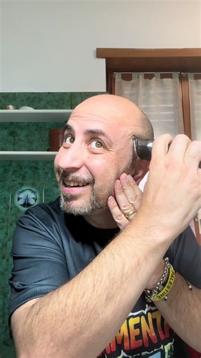 Rechargeable Beard Trimmer for Defining Contours