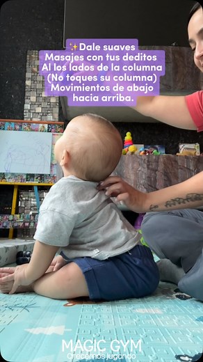 🧠 El Sentado maduro: un pequeño masaje que ayuda a fortalecer su postura Tu bebé ya se sostiene sentado, pero ¿aún apoya sus manitos en el suelo para equilibrarse? ¡Es completamente normal! Su espalda y tronco siguen fortaleciéndose para lograr una postura más erguida. ✨ Un ejercicio simple para ayudarlo: 👉 Masaje lateral en la espalda 👈 🔹 Siéntalo en una superficie firme (puede ser el piso con una alfombra). 🔹 Con la yema de tus dedos, realiza suaves masajes a los lados de su columna, desd
