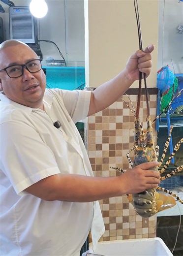 Stopped by Kurt Ilonggo Seafood Market in Seascape Village to handpick the freshest seafood — because if I’m doing paluto, we’re doing it right from the very start. May konting tawaran, maraming kwentuhan, at siyempre, mata-sa-mata check kung sino ang mapupunta sa kusina today. From market to mesa — watch out for the tasting session next! #ChefTatung #FoodieFun #KurtIlonggo #SeascapeVillage