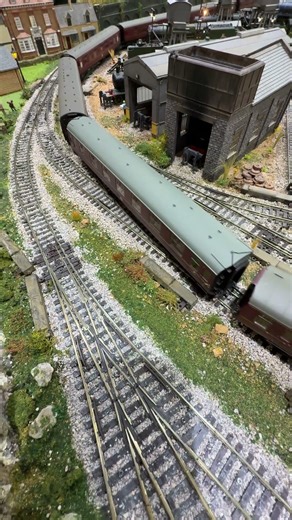 Golden Eagle pulling a passenger train over a radius 3 curved point. DCC with sound.