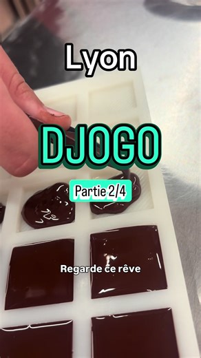 Partie 2/4 @Djogo Lyon Et si le chocolat devenait une aventure à vivre en famille ? Chez Djogo, les enfants ne font pas que créer. Ils explorent, expérimentent… et découvrent les secrets d’un vrai chocolatier. Parce que cet atelier chocolat avec Voisin, c’est bien plus qu’un moment créatif. C’est une plongée dans un vrai savoir-faire artisanal. On découvre. On teste. On comprend comment le chocolat devient… chocolat. Chaque enfant est accompagné du début à la fin par un animateur. Pas juste pour