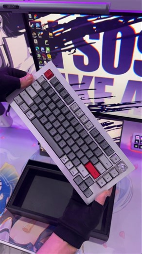 MaskXplorer on Instagram: "Honestly… this keyboard surprised me in the best way 😅✨ Unboxing the @keychron 81 Pro felt like opening something premium for real — the weight, the finish, the sound… everything just clicked. From the first tap, I knew it was staying on my desk for a long time 🔥 Wireless, QMK/VIA, hot-swap… but most importantly, it just feels right. Sometimes the simple things make the biggest upgrade 💛 #Keychron #81Pro #UnboxingReel"