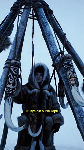 Rusya'da yaşayan Şaman Dolgan Türkleri ❄️ 🚩 Rusya'da yaşayan Şaman Dolgan Türklerini hiç duydunuz mu? Rusya’nın buzla kaplı kuzeyinde, hâlâ Şaman dualarının yankılandığı bir halk yaşıyor: Dolgan Türkleri. Bir zamanlar göçebe avcı topluluklarıydılar. Bugün Taymır Yarımadası’nda hem Ortodoks hem Şaman, hem modern hem kadim bir yaşam sürüyorlar. Dilleri, Yakutça’ya benzeyen Dolganca hala konuşuluyor. | Burak Eroloğlu