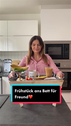 Frühstück ans Bett für den Freund zubereiten