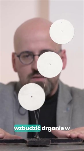 Forced vibrations and their different frequencies - experiment