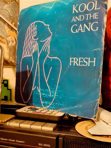 FRESH - Kool & the Gang on #boombox #1984 #80s #80sthrowback #80smusic #top #chart #n1 #pure #vintage #nostalgia #vinyl #musica #vinylcollection #dancing #hifiaudio #genx #dance #kool #koolandthegangmusic #fresh #asmr #asmrmusic #asmrvideo #adhd #autistic #akai #aiwa #pioneer #technics #panasonic #tape #cassette #viral #fyp #lucky #ghettoblaster