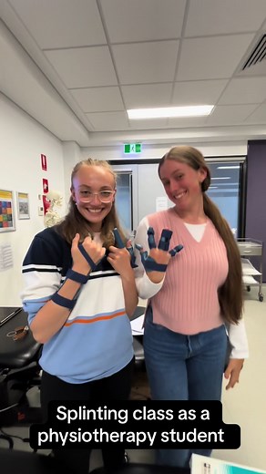 Splinting class as a physiotherapy student 🫶☺️ #studytok #university #physiotherapy #foryoupagе