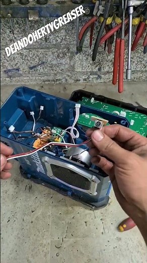 how to repair a broken makita radio with a faulty power jack. #makita #radio #repair #tools #howto