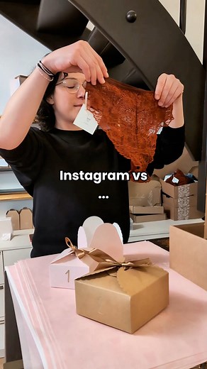 Wir nähen und verpacken diese Woche noch die letzten Adventkalender, und arbeiten uns Schicht für Schicht durch unser Schachtel-Chaos 😅 spätestens nächste Woche Dienstag wird alles verschickt und dann gehen wir mal aufräumen ;) Es macht uns übrigens sooo viel Spaß, die Kalender für euch einzupacken ❤️ | Körbchen