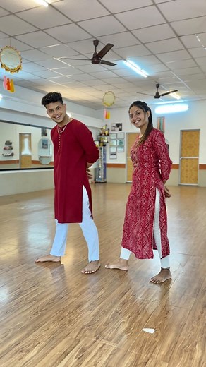 Chetan CT | Basic footwork to learn garba/Dodhiya .. without this you can't play garba at all😍🖤 This is six step leg movements tutorial 🕺💃 | Instagram