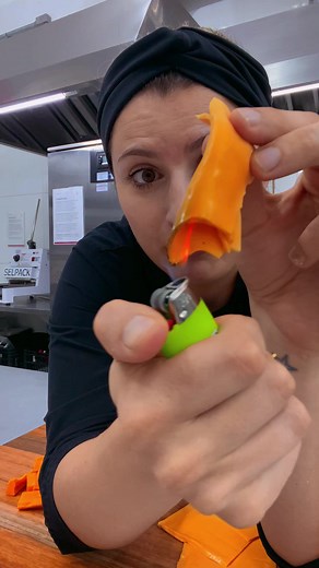 Quando falamos em cheddar, existe uma diferença enorme entre o cheddar tradicional e o “tipo cheddar” industrializado. 🔸 Cheddar verdadeiro - Produzido a partir de leite integral. - Passa por processo de maturação de 3 a 24 meses. - Textura firme, que derrete de forma natural. - Sabor complexo, com notas lácteas e leve acidez. - Cor naturalmente amarelada (nunca laranja intensa). 🔹 Queijo “tipo cheddar” de mercado - Geralmente feito com mistura de queijos óleos vegetais amidos emulsificantes.