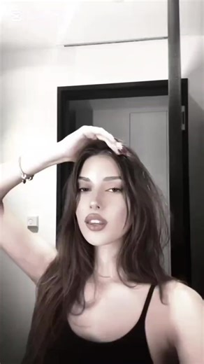 Uygulama: Wattpad Beta Kitap Adı: Palabras | Yarı Texting Yazar Adı: bookingaskk #keşfet #keşfetteyizzz #wattpadtürkiye #book #kitapönerisi Mia Khalifa, Lübnan asıllı bir sosyal medya figürü ve eski internet ünlüsüdür. Kısa bir süre yer aldığı yetişkin içerik sektörü nedeniyle dünya çapında tanınmış, daha sonra ise bu alandan tamamen uzaklaşıp farklı alanlarda kariyerine devam etmiştir. Erken Yaşamı Mia Khalifa, 10 Şubat 1993 tarihinde Beyrut’ta doğdu. Çocukluk yıllarını Lübnan’da geçirdi. 2000’