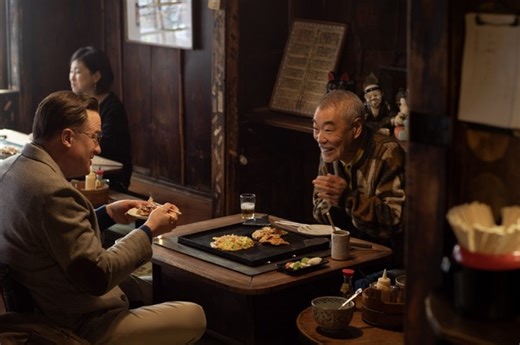 お好み焼きを囲むブレンダン・フレイザー＆柄本明『レンタル・ファミリー』本編映像 | cinemacafe.net