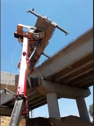 Upside-down crane hook! A 25-ton crane overturns, revealing a new pose!#craneoperator #cranelife #cranetok