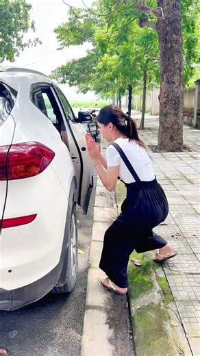 She Jumped Into His Car… Then Silently Begged For Help #KindManGlobal #PublicSafety #SOSSignal