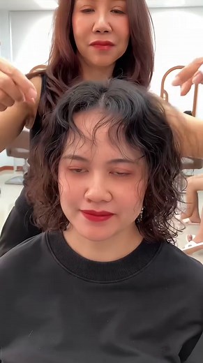 ทรงผมสั้นดัดลอนปี 2026 สำหรับสาวเก๋