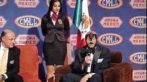 ¡Mr. Personalidad, Mil Máscaras, explica las razones por las que diría adiós a los cuadriláteros. El gladiador muestra sus piernas y rodillas, con los estragos de toda una vida dedicada a la lucha libre! 😱😱😱😱😱😱👀👇 📹🎤 Norma Irene Aguilar #CMLL | Revista Box y Lucha