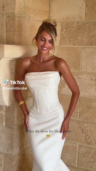 The most perfect shape! #classicweddingdress #weddingdressinspo #weddingdressshopping #2026bride #2027bride #weddinginspo #weddingdress #fittedweddingdress