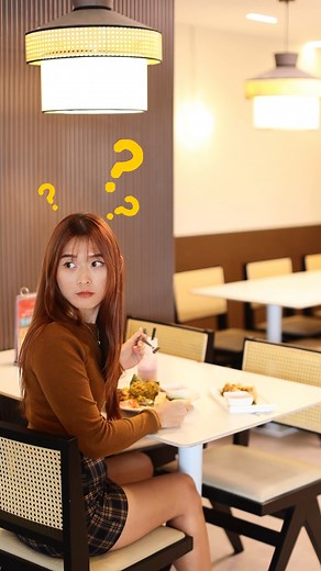 📱😱 POV: Someone grabs your phone… but you’re worried about your popiah. . “Wait… my popiah! Are all the pieces still there? 1, 2, 3… okay, semua ada.” 😮‍💨😂 . . That’s how addictive Auntie May’s Nyonya Chicken Popiah is – crispy, juicy, and 100% worth guarding with your life. 🥢🔥 . 🍴 Warning: May cause extreme popiah obsession. 📍 Grab yours now at Auntie May – Elit Avenue & Juru Sentral! . #POVPopiahFirst #NotMyPopiah #AuntieMayAddiction #FoodieDrama #PenangFoodie | Auntie May