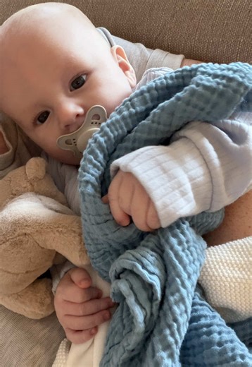The 3/4 month sleep regression, combined with teething and CMPA, means that Barney wants extra cuddles at the moment. ❤️ #danandamber #parentbloggers #firsttimeparent #4monthsleepregression #cmpa