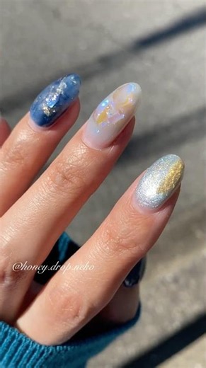 〈mica・ネイル工房・NAIL TOWN・seria〉青のうるうる天然石ネイル。(2025年)