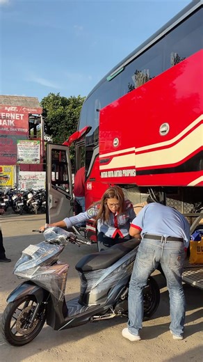 Tutorial to put a motorcycle in the trunk ma’am 😍 #luxurybus #trunks #reels