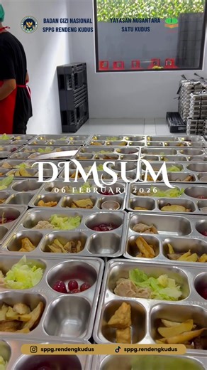 hari ini menu nya banyak di request anak anak. Dimsum saus kacang #makanbergizigratis #mbg #fypシ #xybca #4upage