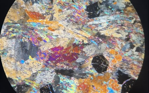 显微镜下的岩石切片