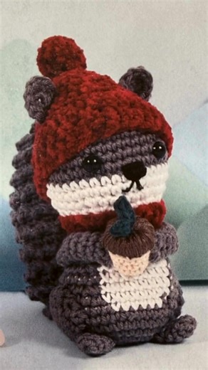 NOUVEAUTÉS 💖 Nos nouveaux kits crochet sont arrivés… et ils sont remplis de mignonnerie ! De jolies petites peluches à réaliser soi-même, parfaites pour se détendre, créer, offrir… ou garder rien que pour soi. Chaque kit contient tout le nécessaire pour donner vie à une adorable petite créature faite avec amour 💕 Prête à tricoter ton nouveau compagnon trop cute ? 🔎 Références : KIT AMIGURUMI ESCARGOT SKIEUR DMC : 51765 KIT AMIGURUMI ECUREUIL GOURMAND DMC :51766 KIT AMIGURUMI CHAMPIGNON JARDIN