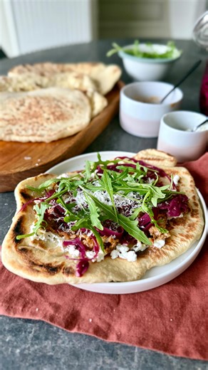 Smaakbeeld | Foodstylist | Receptontwikkelaar on Instagram: "𝗡𝗮𝗮𝗻𝗯𝗿𝗼𝗼𝗱 | 𝗽𝘂𝗹𝗹𝗲𝗱 𝗿𝗮𝗯𝗯𝗶𝘁 Comfort food om de week van het konijn af te sluiten. Klassiek smaken met geuze en pruim, maar 2026 gebracht😉. 👇🏻Bewaar het recept als inspiratie. 👉🏻Liever een traybake of toch deze pulled rabbit? Let me know🙏🏻. Smakelijk💚. 𝗣𝘂𝗹𝗹𝗲𝗱 𝗿𝗮𝗯𝗯𝗶𝘁: 2 konijnvoorbouten 1 ajuin, grof gesneden 1 teen knoflook, gekneusd 1 wortel, in grove stukken 37,5 cl geuze Boone 100 ml kippenbouil