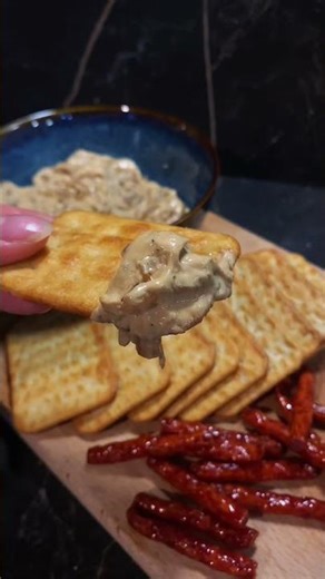 Dip z karmelizowana cebulką