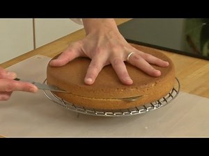 Technique de cuisine : Couper une génoise dans l'épaisseur