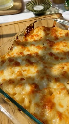 Macarrónes con queso, el acompañamiento perfecto para la temporada👌🏻 Ingredientes: 90 g mantequilla sin sal 200 g Pasta cocida 250 g Queso Cheddar rallado (reserva un poco para gratinar) 90 g Queso crema 3 cdas de Harina de trigo 1 lata leche evaporada 1 taza leche 1 cdta paprika 1/2 cdta pimienta 1/2 cdta nuez moscada 1/2 cdta ajo en polvo Sal al gusto -Hornear por 10 min 180°C | Soy Ruth
