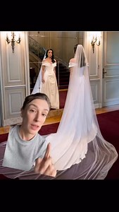 Let’s talk about Demi Lovato’s wedding photos 💍✨ Her posing? Absolute masterclass in confidence and elegance. One of the most subtle — but powerful — things she does is with her arms and elbows. When you look closely, she never presses her arms flat against her body. Instead, she creates space — a soft bend at the elbow, a slight lift away from her torso — which instantly elongates her figure, slims the arms, and adds natural shape. That gentle curve gives her pose dimension and flow, making he